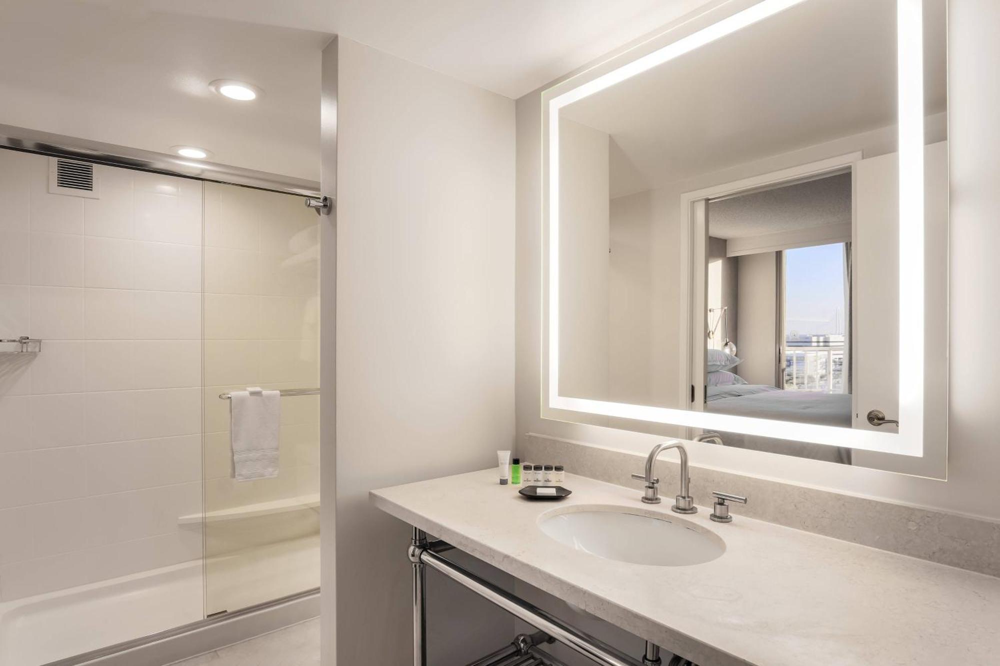 Sheraton Suites Market Center Даллас Экстерьер фото