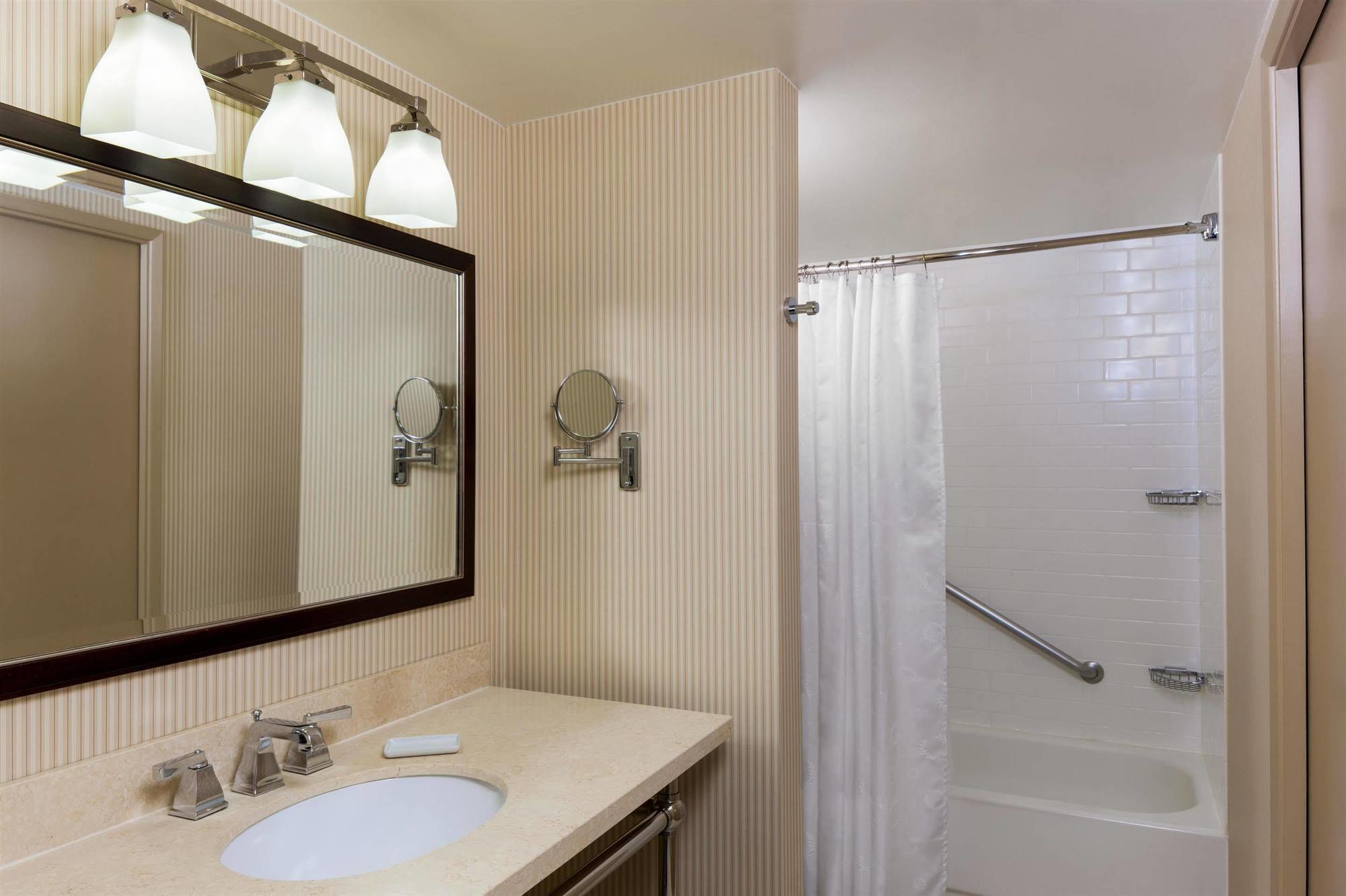 Sheraton Suites Market Center Даллас Экстерьер фото